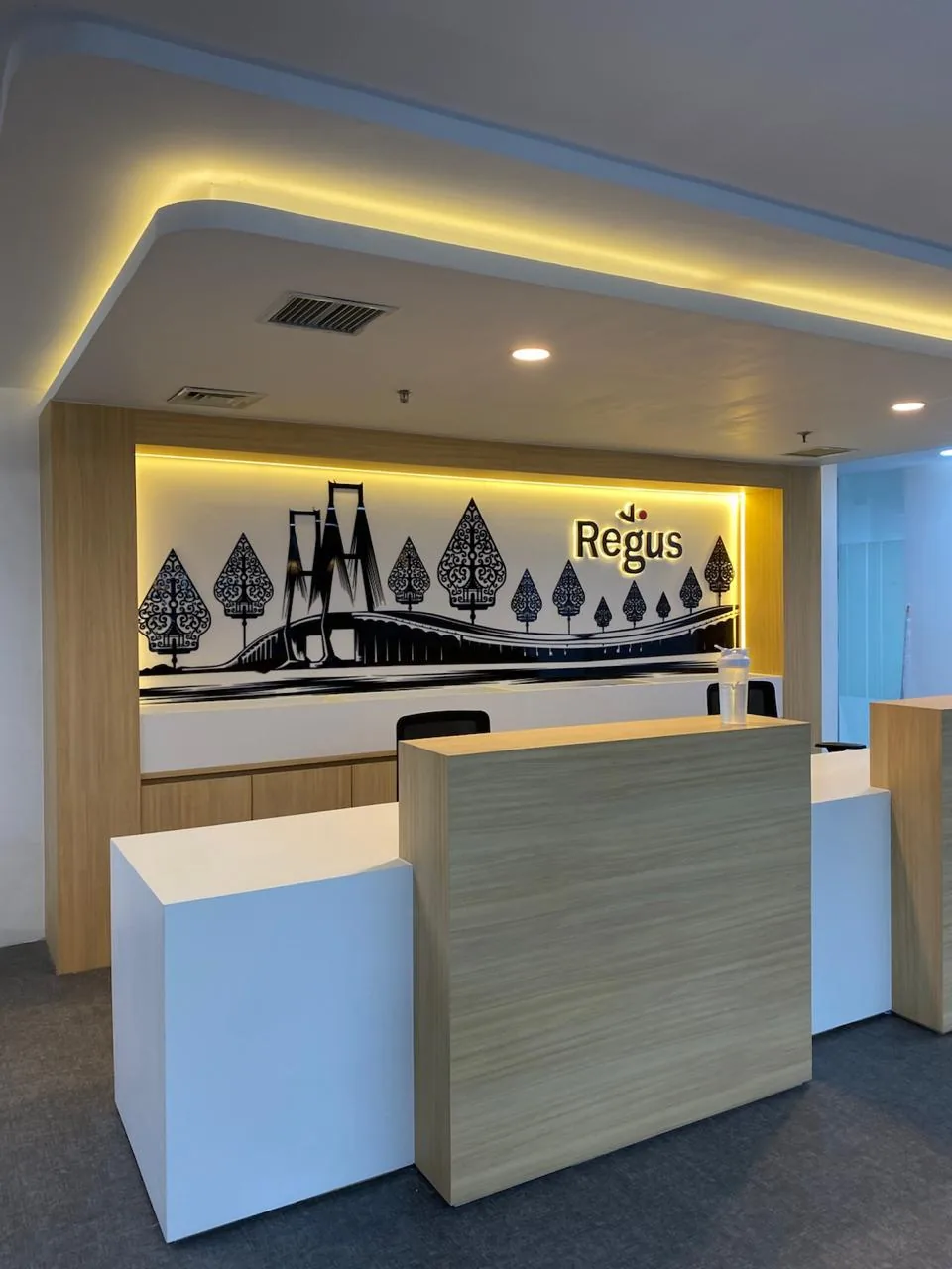 Area resepsionis kantor Regus Surabaya hasil fit out Sora Project